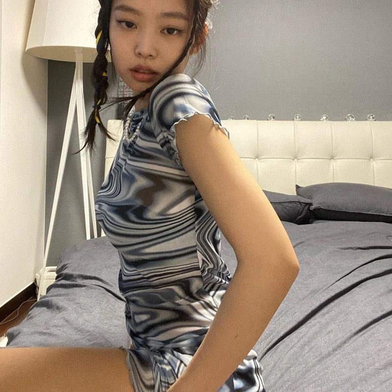 Jennie's Swirl Mini Dress: Y2K Vibes, K-Pop Chic, Instant Icon Status.